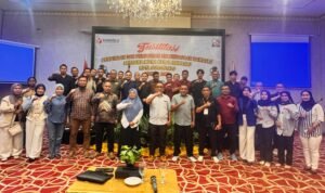 Bawaslu Kota Gorontalo, Perkuat Kelembagaan Bersama Mitra Kerja, Annahdlah.com Ketua Bawaslu Kota Gorontalo Sukrin S. Taib dan Jajaranya, bersama Narsum dan Peserta Pembinaan Penguatan Kelembagaan juga Mitra Kerja. (Foto: Humas Bawaslu Kota Gorontalo)