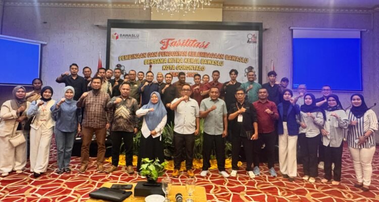 Ketua Bawaslu Kota Gorontalo Sukrin S. Taib dan Jajaranya, bersama Narsum dan Peserta Pembinaan Penguatan Kelembagaan juga Mitra Kerja. (Foto: Humas Bawaslu Kota Gorontalo)