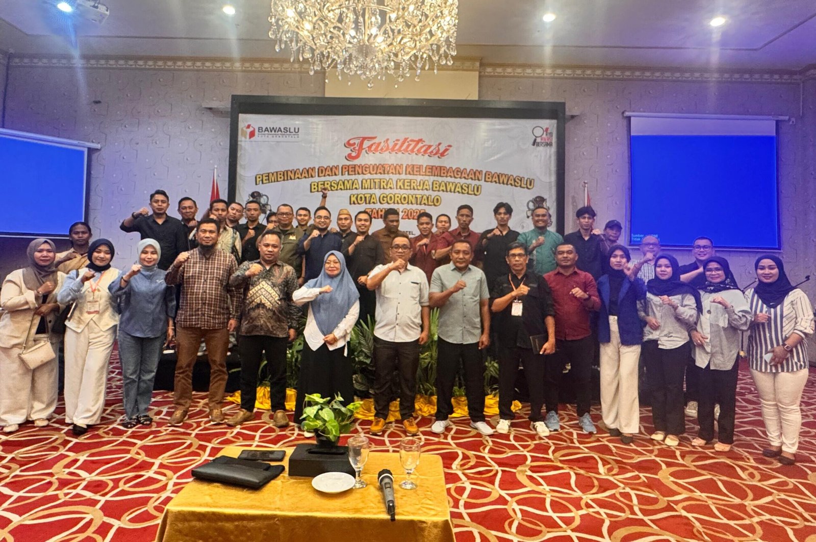 Bawaslu Kota Gorontalo, Perkuat Kelembagaan Bersama Mitra Kerja, Annahdlah.com Ketua Bawaslu Kota Gorontalo Sukrin S. Taib dan Jajaranya, bersama Narsum dan Peserta Pembinaan Penguatan Kelembagaan juga Mitra Kerja. (Foto: Humas Bawaslu Kota Gorontalo)