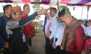 Wakil Dekan III Bidang Kemahasiswaan, Dr. Herson Kadir, saat menutup PKKMB FSB Resmi, sekaligus Pengukuhan MABA Ditandai Penyematan Bunga Polohungo. (Foto: Annahdlah)