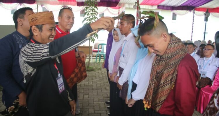 Wakil Dekan III Bidang Kemahasiswaan, Dr. Herson Kadir, saat menutup PKKMB FSB Resmi, sekaligus Pengukuhan MABA Ditandai Penyematan Bunga Polohungo. (Foto: Annahdlah)