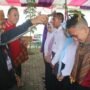 Wakil Dekan III Bidang Kemahasiswaan, Dr. Herson Kadir, saat menutup PKKMB FSB Resmi, sekaligus Pengukuhan MABA Ditandai Penyematan Bunga Polohungo. (Foto: Annahdlah)