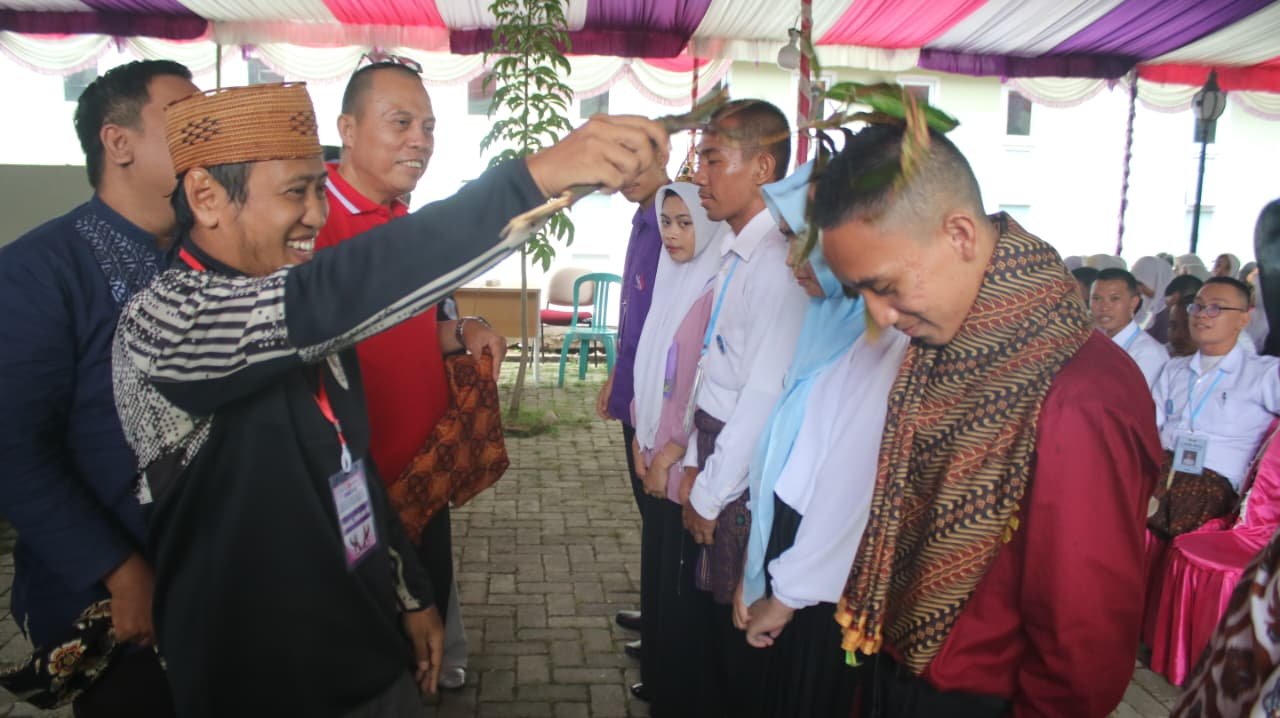 Wakil Dekan III Bidang Kemahasiswaan, Dr. Herson Kadir, saat menutup PKKMB FSB Resmi, sekaligus Pengukuhan MABA Ditandai Penyematan Bunga Polohungo. (Foto: Annahdlah)