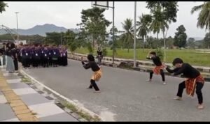 Mahasiswa Baru Fakultas Sastra dan Budaya (FSB) UNG 2025 disambut Tarian Longgo. (Foto: Annahdlah)