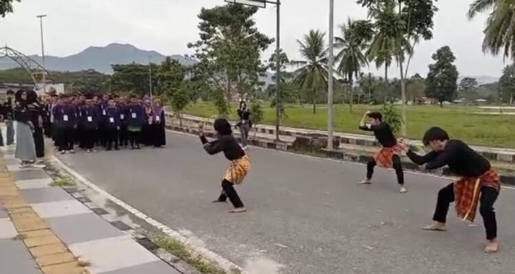 Mahasiswa Baru Fakultas Sastra dan Budaya (FSB) UNG 2025 disambut Tarian Longgo. (Foto: Annahdlah)