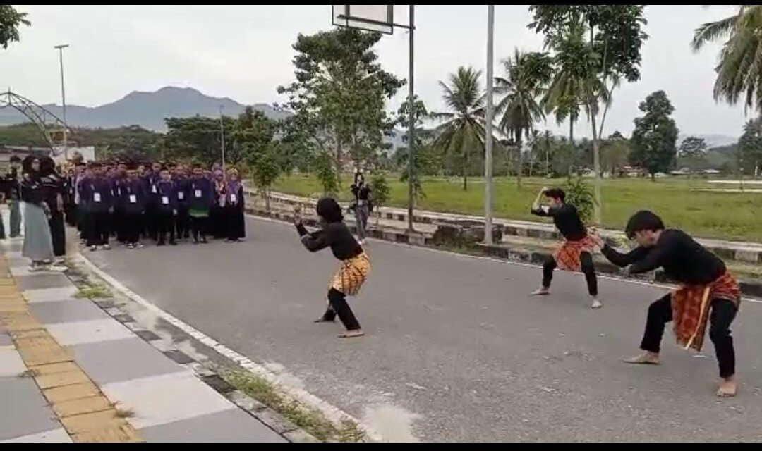 Mahasiswa Baru Fakultas Sastra dan Budaya (FSB) UNG 2025 disambut Tarian Longgo. (Foto: Annahdlah)