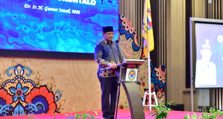 Gubernur Gusnar Ismail saat memberikan sambutan pada acara Pelantikan IKA PMII Kota dan Kabupaten se Provinsi Gorontalo Masa Khidmat 2025 - 2030, bertempat di Hotel Aston Kota Gorontalo, Senin 11/08/2025. (Foto: Annahdlah)
