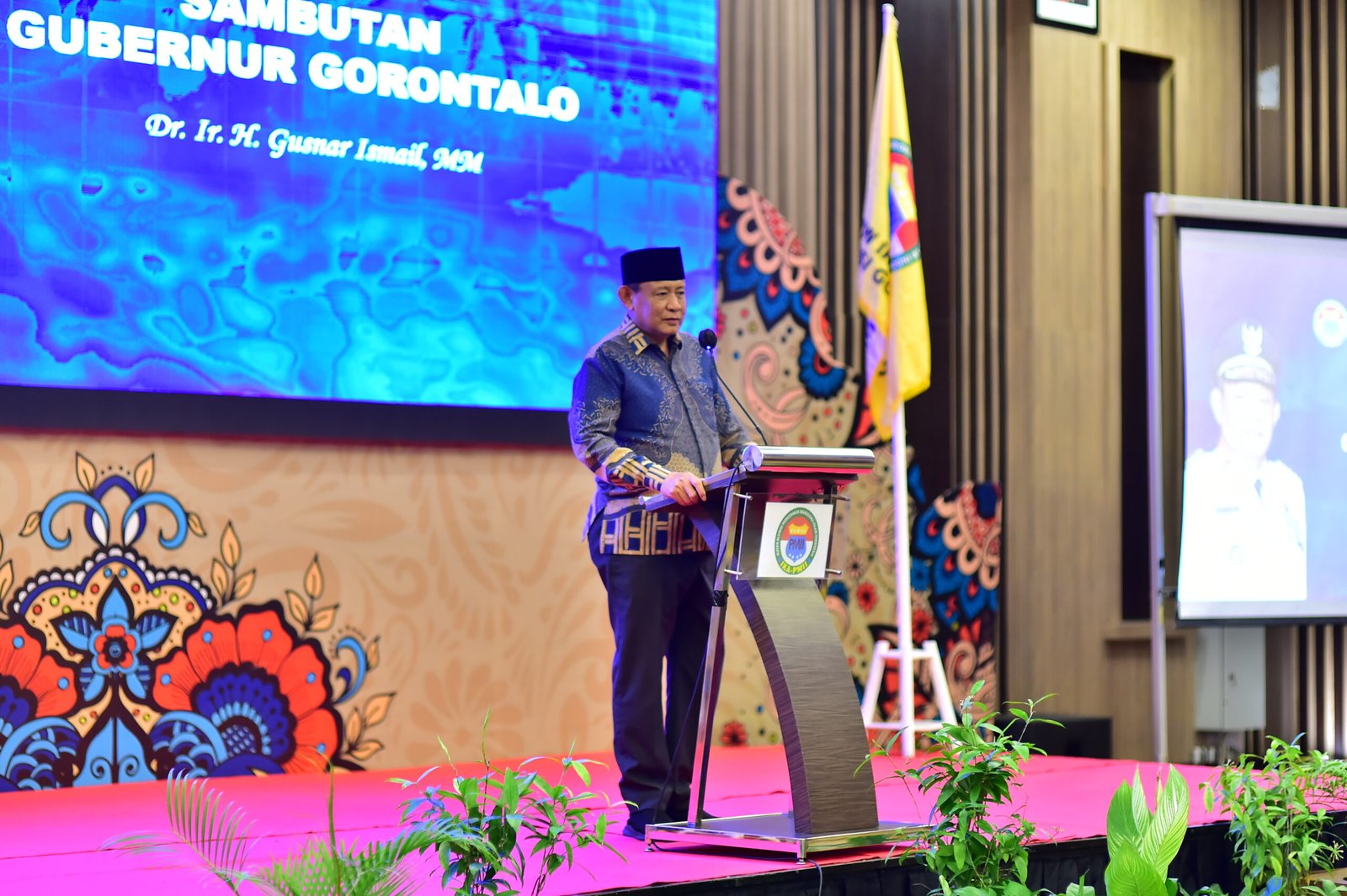 Gubernur Gusnar Ismail saat memberikan sambutan pada acara Pelantikan IKA PMII Kota dan Kabupaten se Provinsi Gorontalo Masa Khidmat 2025 - 2030, bertempat di Hotel Aston Kota Gorontalo, Senin 11/08/2025. (Foto: Annahdlah)