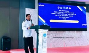 Ketua Umum IKA PMII Cabang Kota Gorontalo, Muchlis S.Huntua saat hadir memberi arahan acara Pelantikan Pengurus PMII Komsat dan Rayon IAIN Sultan Amai Gorontalo 2024 - 2025, di Aula Kampus 2 IAIN Gorontalo. (Foto: Annahdlah)