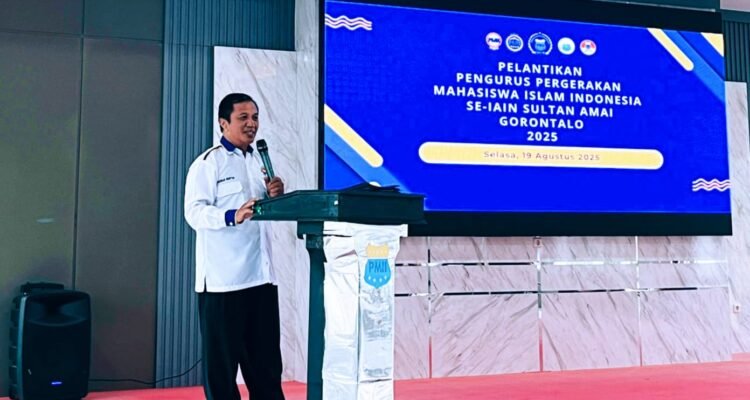 Ketua Umum IKA PMII Cabang Kota Gorontalo, Muchlis S.Huntua saat hadir memberi arahan acara Pelantikan Pengurus PMII Komsat dan Rayon IAIN Sultan Amai Gorontalo 2024 - 2025, di Aula Kampus 2 IAIN Gorontalo. (Foto: Annahdlah)