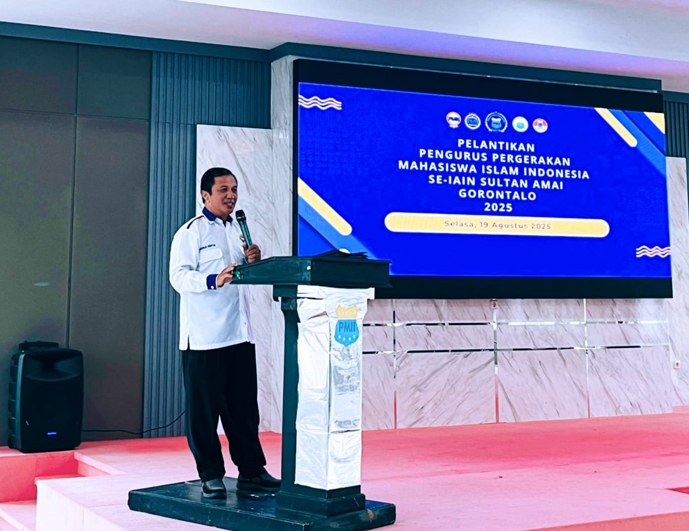 Ketua Umum IKA PMII Cabang Kota Gorontalo, Muchlis S.Huntua saat hadir memberi arahan acara Pelantikan Pengurus PMII Komsat dan Rayon IAIN Sultan Amai Gorontalo 2024 - 2025, di Aula Kampus 2 IAIN Gorontalo. (Foto: Annahdlah)