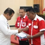 Kakanwil Kemenkumham Raymond J.H Takasenseran, Gorontalo saat menyerahkan penghargaan NLP tiga Lurah di Kota Gorontalo. (Foto: Annahdlah)