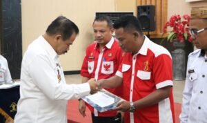 Kakanwil Kemenkumham Raymond J.H Takasenseran, Gorontalo saat menyerahkan penghargaan NLP tiga Lurah di Kota Gorontalo. (Foto: Annahdlah)