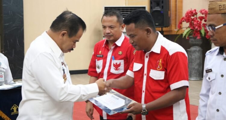 Kakanwil Kemenkumham Raymond J.H Takasenseran, Gorontalo saat menyerahkan penghargaan NLP tiga Lurah di Kota Gorontalo. (Foto: Annahdlah)