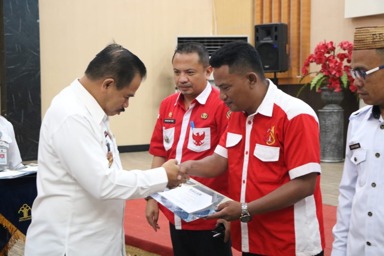 Kakanwil Kemenkumham Raymond J.H Takasenseran, Gorontalo saat menyerahkan penghargaan NLP tiga Lurah di Kota Gorontalo. (Foto: Annahdlah)