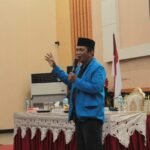 Ketum IKA PMII Cabang Kota Gorontalo, Muchlis S.Huntua, saat memaparkan Materi Kegiatan BIMTEK Remaja Masjid se Kota Gorontalo di Bantahyo Yiladia, 18 - 19 Agustus 2025. (Foto: Annahdlah)
