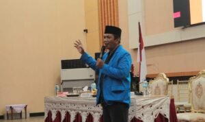 Ketum IKA PMII Kota Gorontalo, Pemuda Remaja Masjid Jadilah Rahmatan Lil Alamin, Annahdlah.com Ketum IKA PMII Cabang Kota Gorontalo, Muchlis S.Huntua, saat memaparkan Materi Kegiatan BIMTEK Remaja Masjid se Kota Gorontalo di Bantahyo Yiladia, 18 - 19 Agustus 2025. (Foto: Annahdlah)