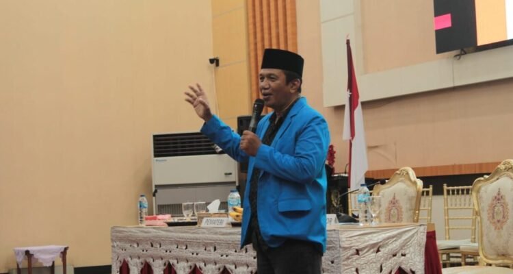 Ketum IKA PMII Cabang Kota Gorontalo, Muchlis S.Huntua, saat memaparkan Materi Kegiatan BIMTEK Remaja Masjid se Kota Gorontalo di Bantahyo Yiladia, 18 - 19 Agustus 2025. (Foto: Annahdlah)