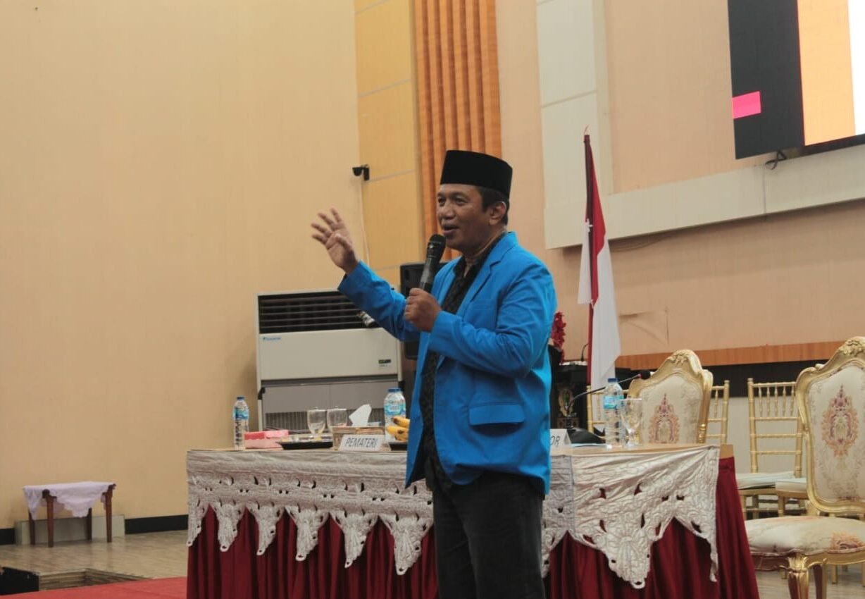 Ketum IKA PMII Kota Gorontalo, Pemuda Remaja Masjid Jadilah Rahmatan Lil Alamin, Annahdlah.com Ketum IKA PMII Cabang Kota Gorontalo, Muchlis S.Huntua, saat memaparkan Materi Kegiatan BIMTEK Remaja Masjid se Kota Gorontalo di Bantahyo Yiladia, 18 - 19 Agustus 2025. (Foto: Annahdlah)