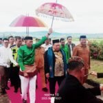Prosesi Adat Mopotilolo Ketum PB IKA PMII di bandara Jalaluddin Gorontalo. (Foto: Annahdlah)