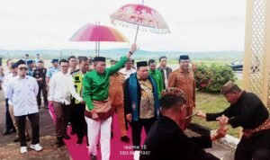 Prosesi Adat Mopotilolo Ketum PB IKA PMII di bandara Jalaluddin Gorontalo. (Foto: Annahdlah)