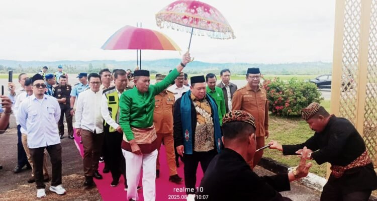 Prosesi Adat Mopotilolo Ketum PB IKA PMII di bandara Jalaluddin Gorontalo. (Foto: Annahdlah)