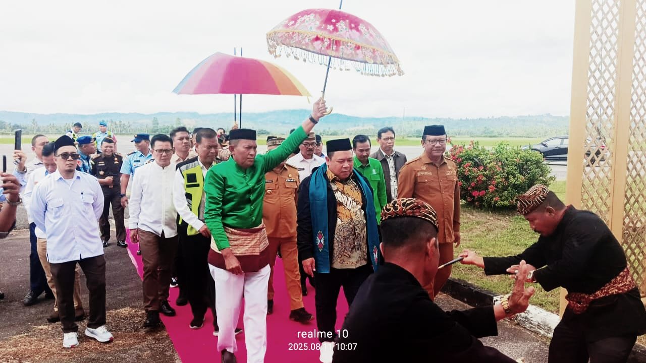 Prosesi Adat Mopotilolo Ketum PB IKA PMII di bandara Jalaluddin Gorontalo. (Foto: Annahdlah)