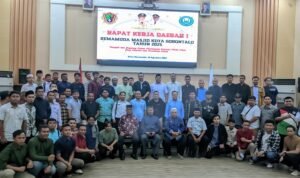 Dewan Pembina bersama Remamuda Masjid Kota Gorontalo Menggelar Rapat Kerja Daerah (Rakerda) I tahun 2025, di Banthayo Yiladia Kota Gorontalo, Selasa 19 Agustus 2025. (Foto: Annahdlah.com)