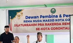 Ketua Dewan Pembina Remaja Masjid Kota Gorontalo, Ustdaz Ramli Djafar dalam rangka Rapat Persiapan Kegiatan Bimtek Remaja Masjid se Kota Gorontalo. (Foto: Annahdlah)