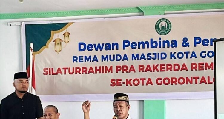 Ketua Dewan Pembina Remaja Masjid Kota Gorontalo, Ustdaz Ramli Djafar dalam rangka Rapat Persiapan Kegiatan Bimtek Remaja Masjid se Kota Gorontalo. (Foto: Annahdlah)