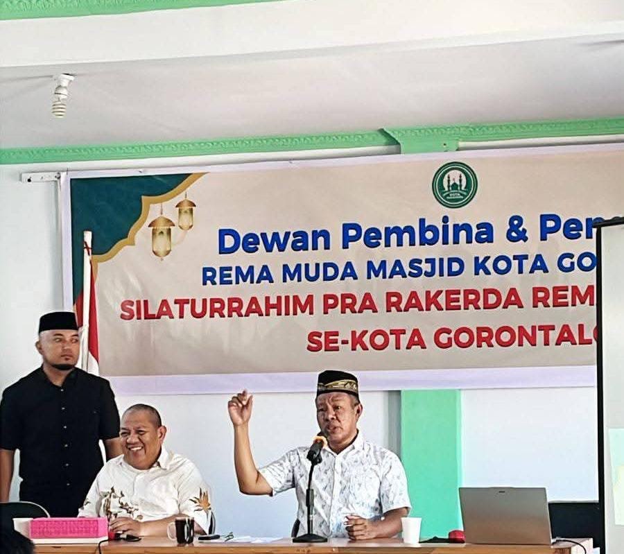 Ketua Dewan Pembina Remaja Masjid Kota Gorontalo, Ustdaz Ramli Djafar dalam rangka Rapat Persiapan Kegiatan Bimtek Remaja Masjid se Kota Gorontalo. (Foto: Annahdlah)