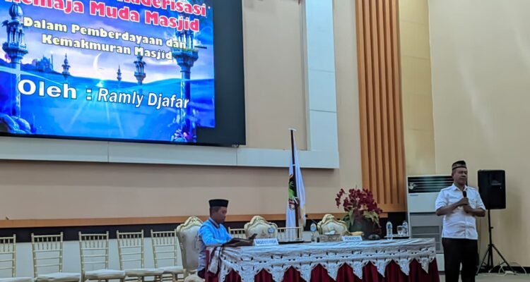 Ketua Dewan Pembina Remaja Masjid Kota Gorontalo, Ustadz Ramly Djafar, menyampaikan pentingnya peran remaja masjid sebagai pelopor perubahan. Sel. Foto: Annahdlah