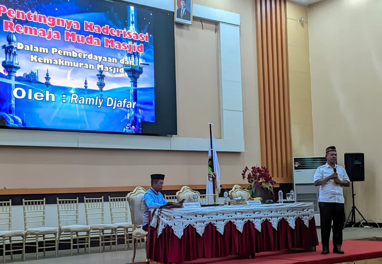 Ketua Dewan Pembina Remaja Masjid Kota Gorontalo, Ustadz Ramly Djafar, menyampaikan pentingnya peran remaja masjid sebagai pelopor perubahan. Sel. Foto: Annahdlah