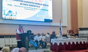 Wakil Walikota Gorontalo, Indra Gobel, secara resmi membuka kegiatan Bimbingan Teknis (Bimtek) Peningkatan Kapasitas Remaja Masjid se-Kota Gorontalo yang diselenggarakan di Badhayo lo Yiladia, Senin (18/8).. Foro: Annahdlah
