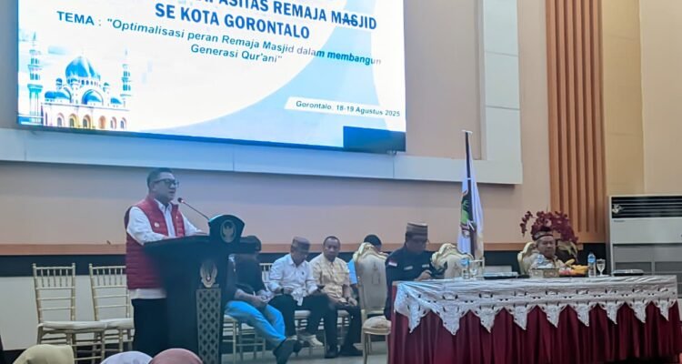 Wakil Walikota Gorontalo, Indra Gobel, secara resmi membuka kegiatan Bimbingan Teknis (Bimtek) Peningkatan Kapasitas Remaja Masjid se-Kota Gorontalo yang diselenggarakan di Badhayo lo Yiladia, Senin (18/8).. Foro: Annahdlah