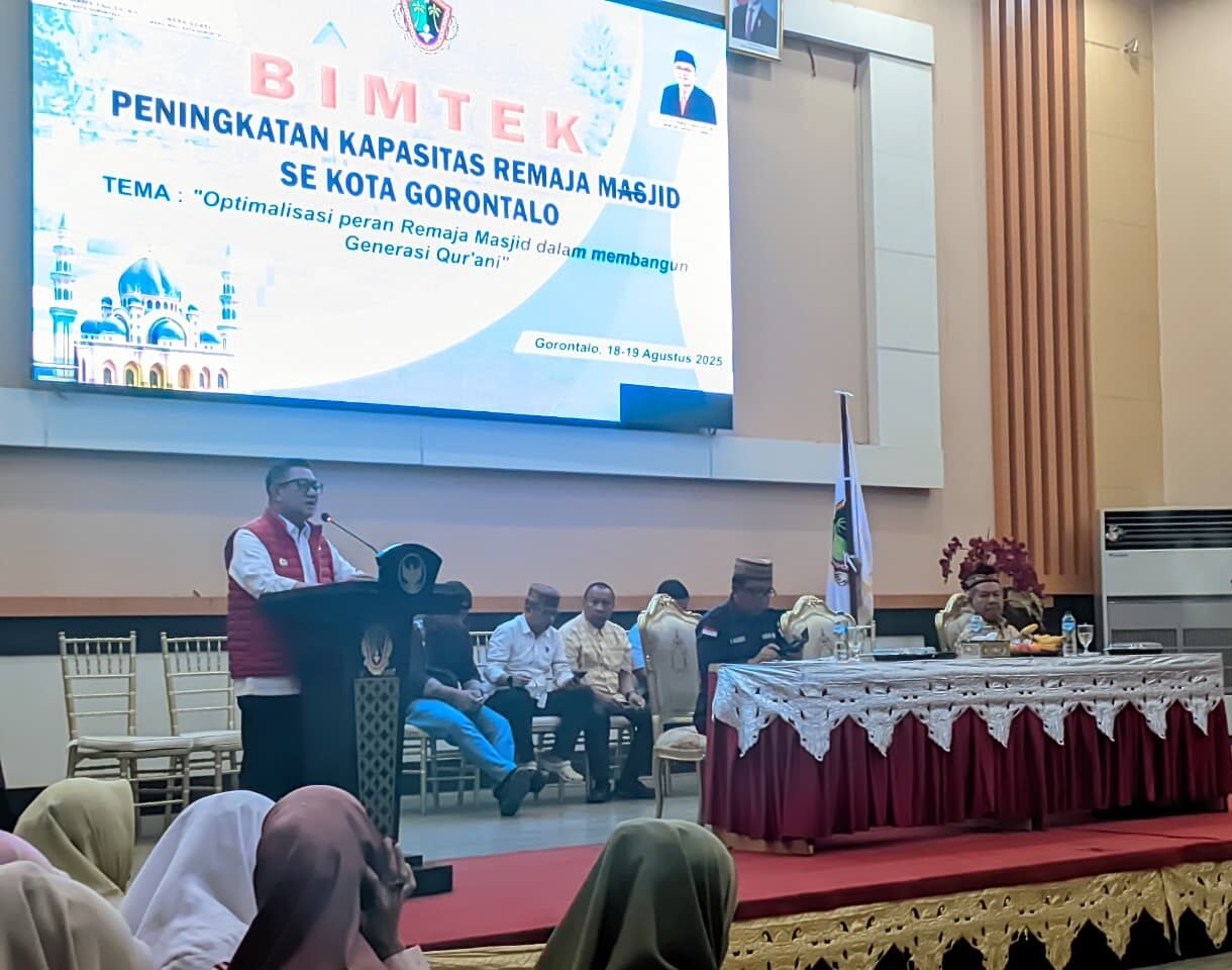 Wakil Walikota Gorontalo, Indra Gobel, secara resmi membuka kegiatan Bimbingan Teknis (Bimtek) Peningkatan Kapasitas Remaja Masjid se-Kota Gorontalo yang diselenggarakan di Badhayo lo Yiladia, Senin (18/8).. Foro: Annahdlah