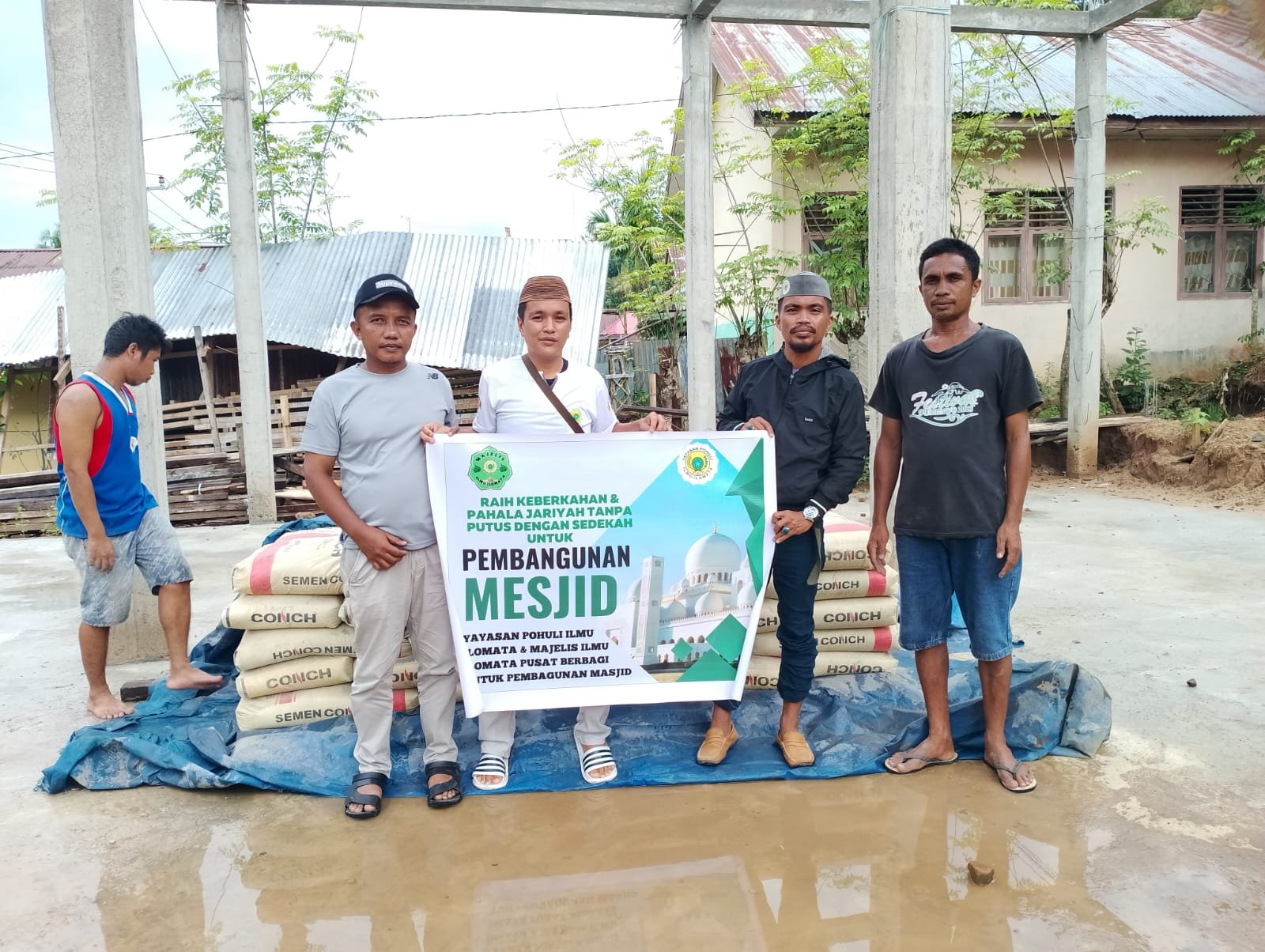 Yayasan Pohuli Ilmu Ilomata Salurkan Bantuan Pembangunan Masjid. (Foto: Annahdlah)