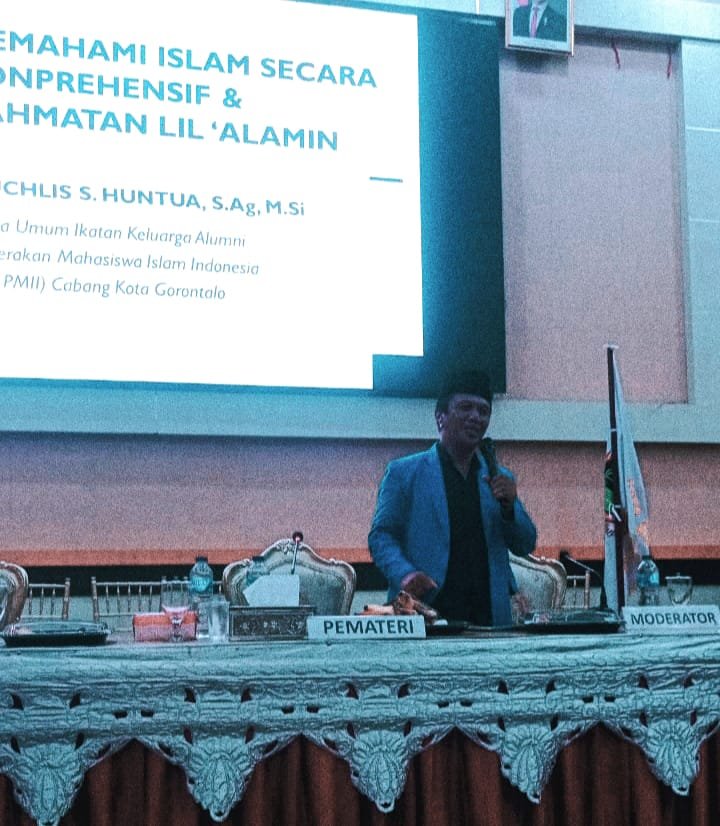 Ketum IKA PMII Cabang Kota Gorontalo, Muchlis S.Huntua, saat memaparkan Materi Kegiatan BIMTEK Remaja Masjid se Kota Gorontalo di Bantahyo Yiladia, 18 - 19 Agustus 2025. (Foto: Annahdlah)