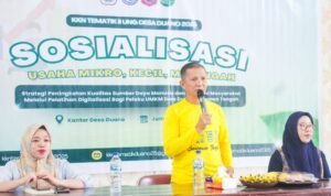 Mahasiswa KKN Tematik UNG Desa Duano, Sosialisasi UMKM Bagi Ibu RT, Annahdlah.com Camat Suwawa Tengah Noldi Biga saat memberikan sambutan membuka Sosialisasi UMKM di Desa Duano. (Foto: Annahdlah)