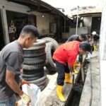 Lurah Biawao Nurhadi Taha bersama Babinsa dan Warga Turun Langsung Bersih Selokan Air. (Foto: annahdlah)