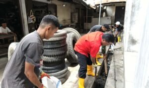 Lurah Biawao Nurhadi Taha bersama Babinsa dan Warga Turun Langsung Bersih Selokan Air. (Foto: annahdlah)