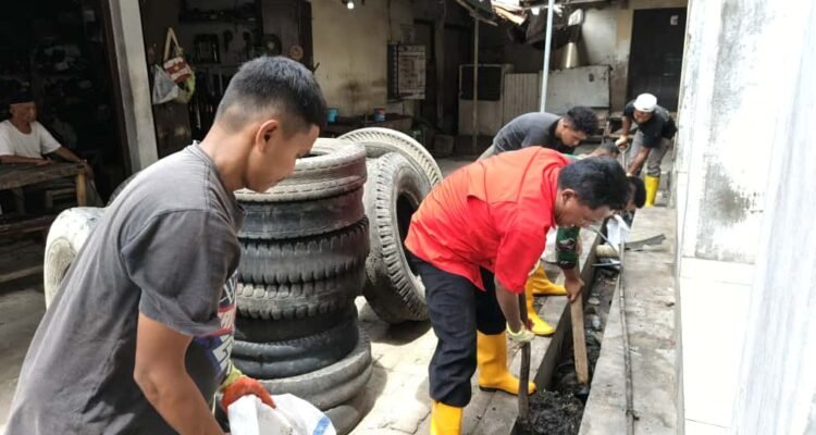 Lurah Biawao Nurhadi Taha bersama Babinsa dan Warga Turun Langsung Bersih Selokan Air. (Foto: annahdlah)