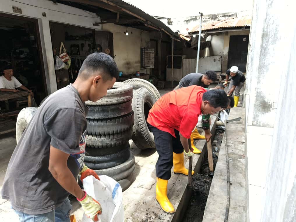 Gerakan Bersih - Bersih Selokan Air, Lurah Biawao Bersama Babinsa dan Warga, Annahdlah.com Lurah Biawao Nurhadi Taha bersama Babinsa dan Warga Turun Langsung Bersih Selokan Air. (Foto: annahdlah)