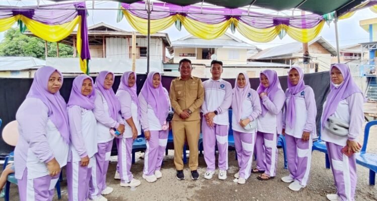 Lurah Biawao Hadi Taha bersama TP. PKK kelurahan Biawao. )Foto: Annahdlah)