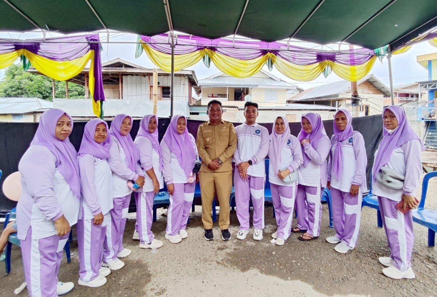 TP. PKK Kelurahan Biawao Bersama Warga Bergembira Maknai Kemerdekaan RI ke 80, Annahdlah.com Lurah Biawao Hadi Taha bersama TP. PKK kelurahan Biawao. )Foto: Annahdlah)