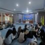 Ketum IKA PMII Cab. Kota Gorontalo Sahabat Muchlis S.Huntua dan Wakil Ketua Sahabat Fadly Alamri memberikan materi Peserta Mapaba PMII Komsat IAIN Sultan Amai Gorontalo di Aula Kampus 2 Kabgor. (Foto: Annahdlah)