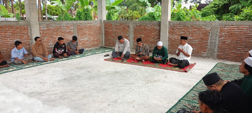 Majelis Asybaalul Khairaat Gorontalo Gelar Doa Syukuran, Annahdlah.com Pembacaan Doa Syukuran di Lokasi Pembangunan Masjid dan Sekretariat Majelis Asybaalul Khairaat Gorontalo, Jl. Drs. Achmad Nadjamuddin Kelurahan Limba Kota Gorontalo, Ahad 5 Oktober 2025. (Foto: Annahdlah)