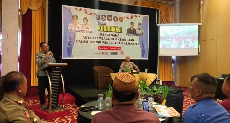 Kasatpol PP Taufik El Hakim Sidiki, saat arahan membuka acara Rakor Kerjasama Kemitraan Tehnik Pencegahan Kejahatan di Hotel Grand Q Kota Gorontalo. (Foto: Annahdlah)