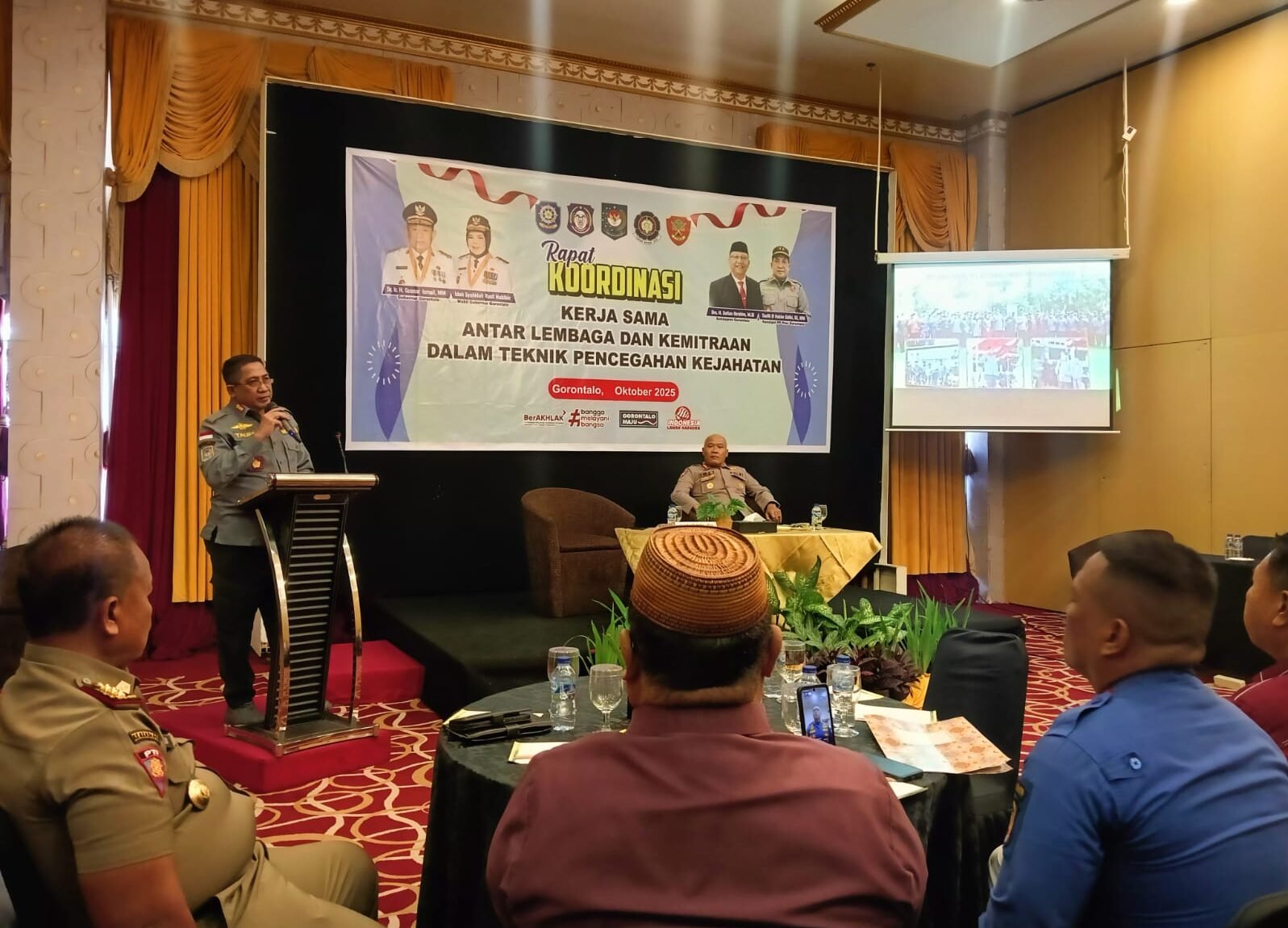 Kasatpol PP Taufik Sidiki Perlu Adanya Penguatan Lintas Sektor Pencegahan Kejahatan, Annahdlah.com Kasatpol PP Taufik El Hakim Sidiki, saat arahan membuka acara Rakor Kerjasama Kemitraan Tehnik Pencegahan Kejahatan di Hotel Grand Q Kota Gorontalo. (Foto: Annahdlah)