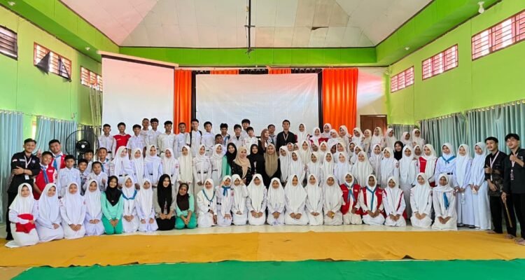 Nobar G30S/PKI para pelajar MTsN 1 Kabgor.) Foto: Annahdlah)